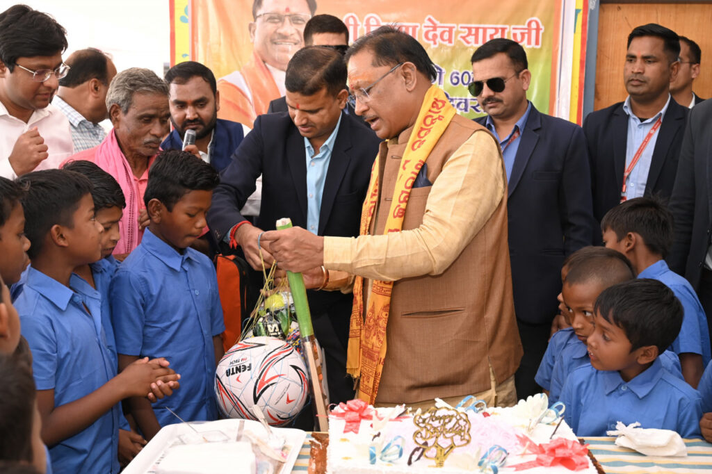 Chief Minister Shri Vishnu Dev Sai celebrated his birthday in Bagiya's children's ashram.