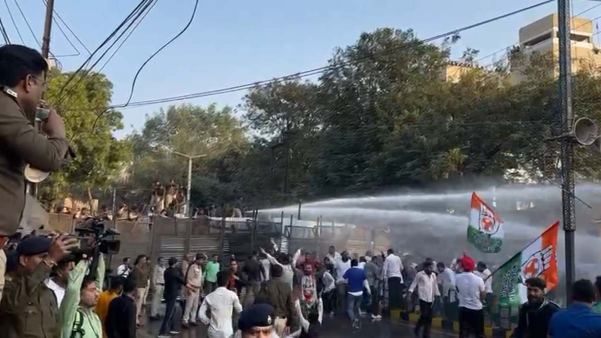 Chhattisgarh: Youth Congress gheraoed Chief Minister's residence, police used water cannon