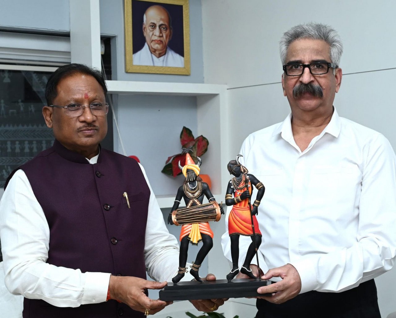 Raipur: Chief Minister Shri Vishnudev Sai congratulated Director General of Police Shri Ashok Juneja on his retirement